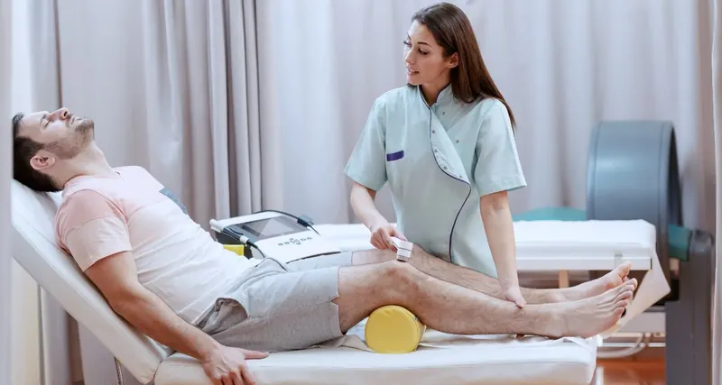 Aplicação de ultrassom terapêutico no ombro de paciente durante sessão de fisioterapia